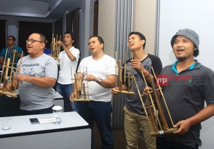 Memaknai Hidup dari Filosofi Angklung