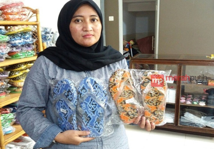Sandal Batik, Souvenir Unik dari Gallery Cirebon Jeh