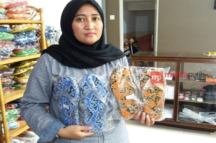 Sandal Batik, Souvenir Unik dari Gallery Cirebon Jeh