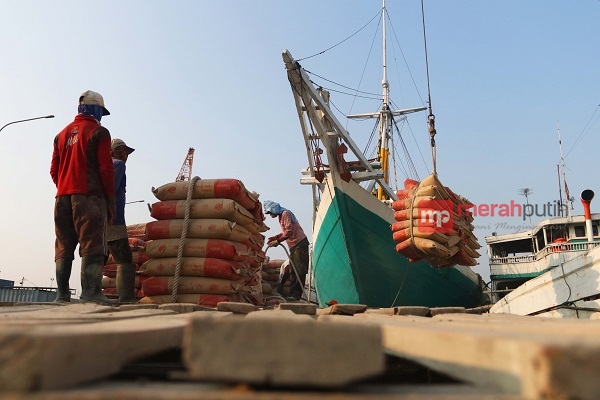 Bongkar Muat Semen di Pelabuhan Sunda Kelapa