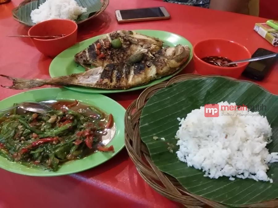 Cicipi Sensasi Pedas Tumis Genjer di Lesehan Ikan Bakar Ibu Lupy