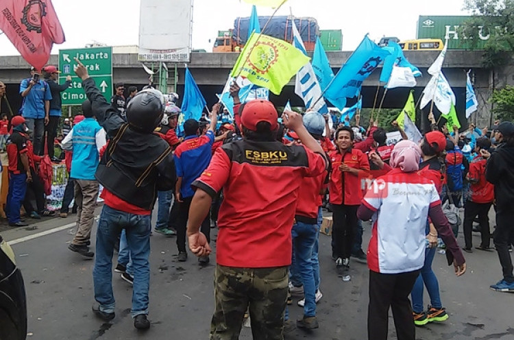 Akses Tol Bitung Macet Total Imbas Aksi Buruh di Tangerang