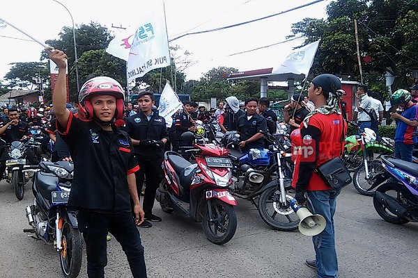 Tolak SK Gubernur Buruh Turun ke Jalan