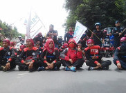 Buruh Blokir Akses Masuk Jalan Tol Bitung