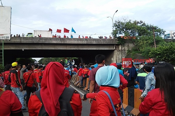  Massa Buruh Naik ke Jalan Tol Bitung