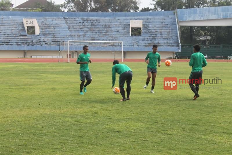 Dilarang Masuk, Warga Pasrah Menunggu di Luar Stadion Pakansari