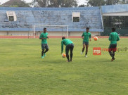 Dilarang Masuk, Warga Pasrah Menunggu di Luar Stadion Pakansari