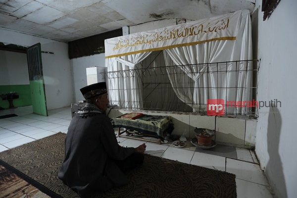 Serba-Serbi Peziarah Makam Keramat Gajah Barong