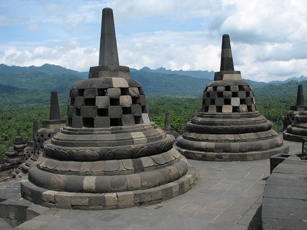Penyinaran Borobudur dengan Warna Oranye