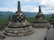 Penyinaran Borobudur dengan Warna Oranye