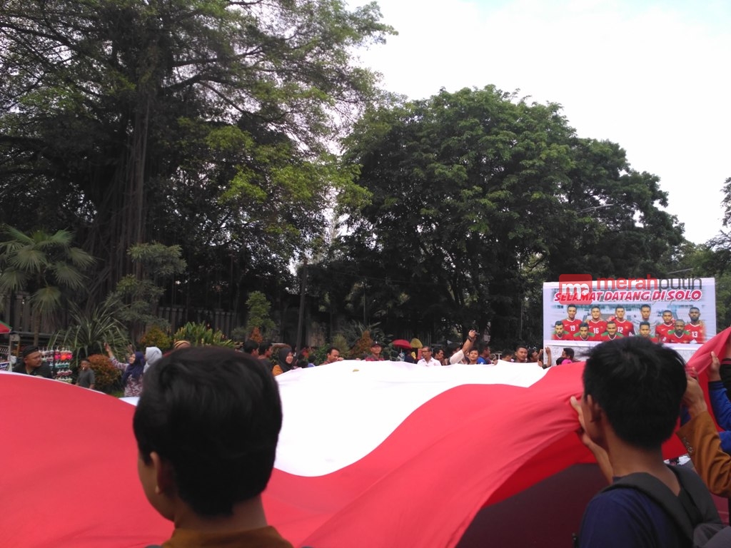 Dukung Timnas Indonesia, Warga Solo Bentangkan Bendera Merah Putih Raksasa