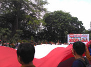 Dukung Timnas Indonesia, Warga Solo Bentangkan Bendera Merah Putih Raksasa 