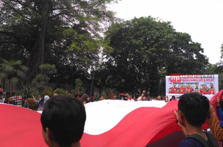 Dukung Timnas Indonesia, Warga Solo Bentangkan Bendera Merah Putih Raksasa 
