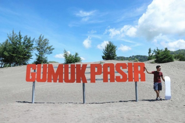 Yuk Berselancar di Gumuk Pasir Parangkusumo Yogyakarta