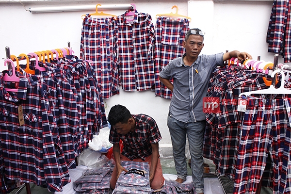 Rumah Lembang Berkah Bagi Pedagang Souvenir dan Kemeja Kotak-kotak