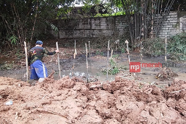 Puluhan Makam Kampung Bulakan Tergenang Air Limbah