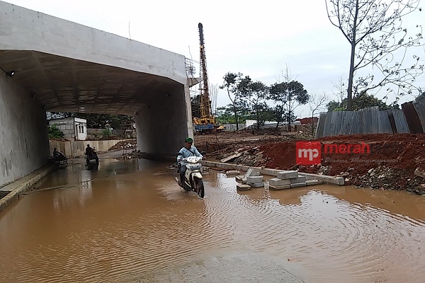 Jalan Desa di Cikupa Tangerang Tergenang Air Danau Buatan