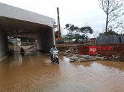 Jalan Desa di Cikupa Tangerang Tergenang Air Danau Buatan