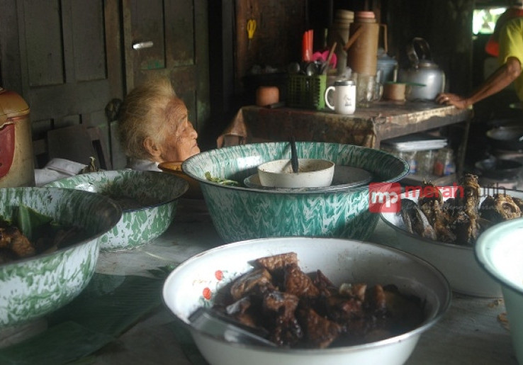 Kisah Mbah Marno, Nenek 96 Tahun Penjual Pecel