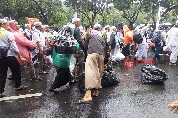 Usai Aksi 212, Demonstran Kompak Punguti Sampah