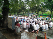 Hujan Deras Tak Surutkan Ratusan Ribu Demonstran untuk Shalat Jumat