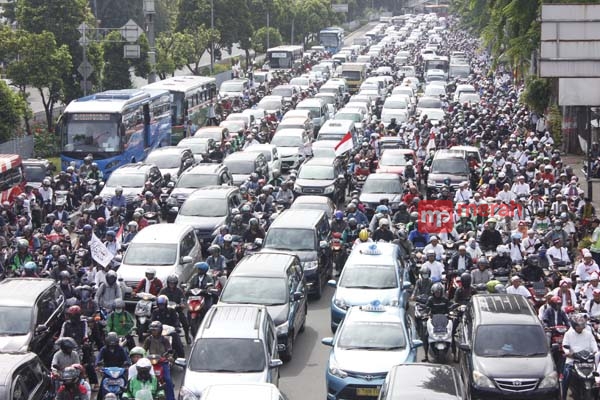 Massa Pendemo 212 Padati Matraman Raya 