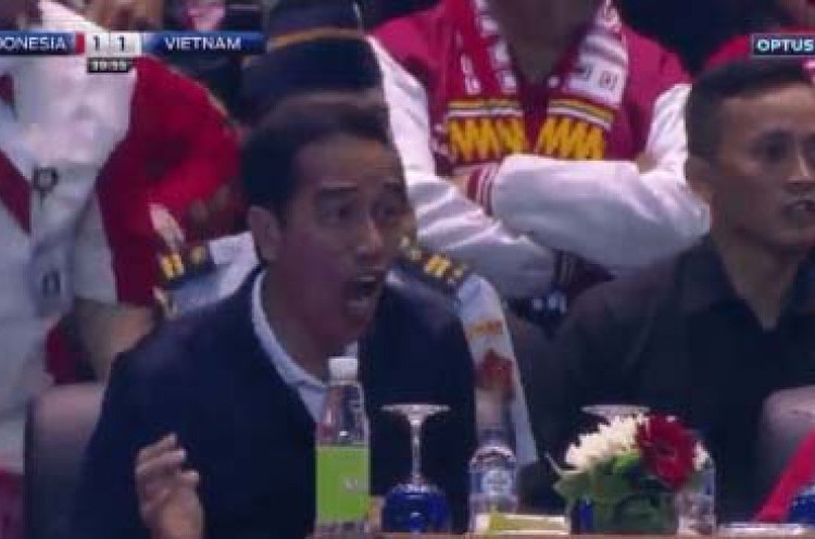 Video Ekspresi Lucu Presiden Jokowi Saat Dukung Timnas Indonesia 