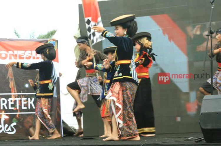 Tari Kretek Semarakkan Panggung Parade Nusantara