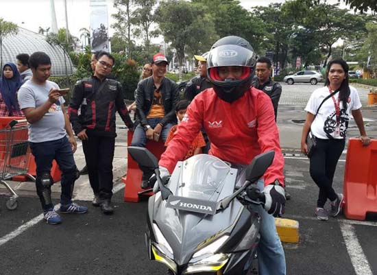 Warga Serpong Antusias Sambut Regional Public Launching Honda CBR250RR