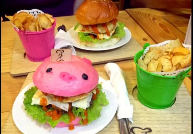 Madre Arbanat, Burger Unik Dan Lucu