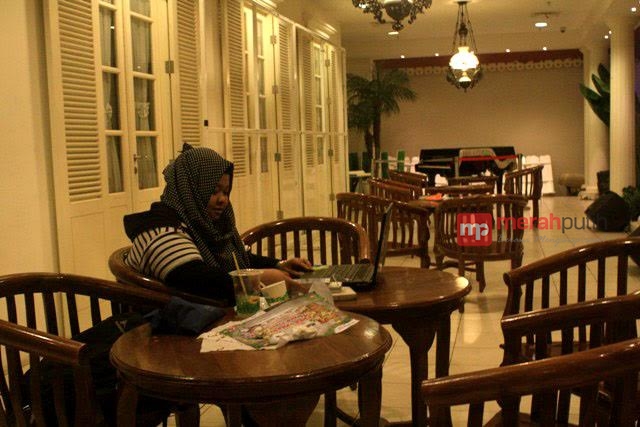 Ngopi Ngemil Santai di Teras Rumah Betawi Rame Rame Food Carnival
