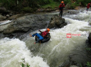 Uji Andrenalin, Menjajal Ganasnya Sungai Cikaengan dengan River Boarding