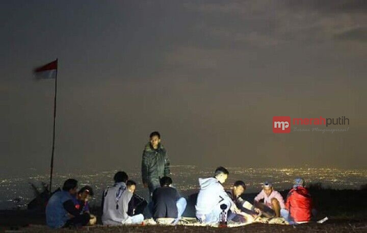 Para Pendaki Tumplek di Gunung Ciremai