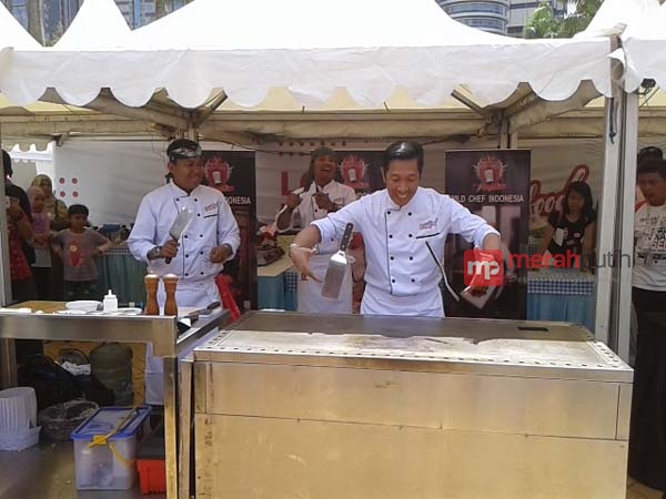 Aksi Akrobatik Chef Jadi Tontonan Seru di KreatiFood