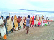 Carita Surfer Club, Tantang Peselancar Bertarung di Ombak Pesisir Banten