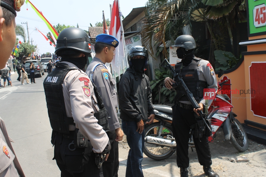 Tim Densus 88 Geledah Rumah Tersangka Teroris Bekasi di Solo 