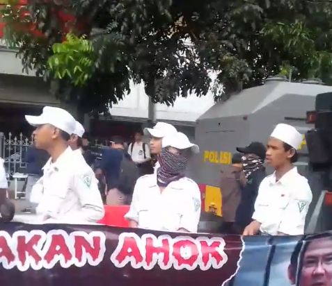 Ahok Menahan Tangis Membacakan Bantahannya