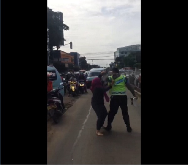 Ditilang, Seorang Ibu Ngamuk-Ngamuk dan Pukuli Polisi