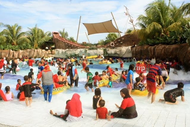 Memacu Adrenalin di Water Slide dan Kolam Ombak Water World Citra Raya