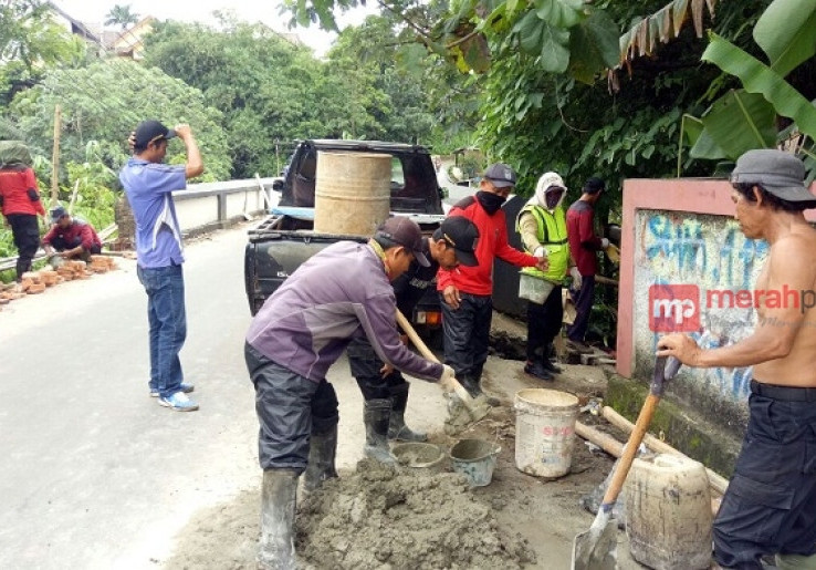Aroma Wewangian Menyeruak Saat Perbaikan Jembatan Panus