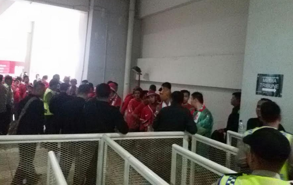 Petugas Bagikan Plastik Tempat Air Minum untuk Suporter Timnas Indonesia