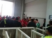Petugas Bagikan Plastik Tempat Air Minum untuk Suporter Timnas Indonesia