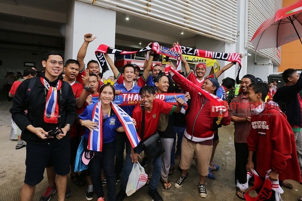 Para Supporter dari kedua Negara terus berdatangan