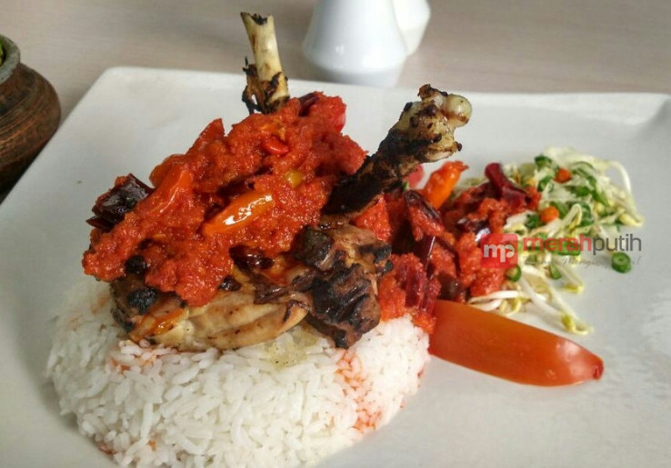 Nasi Ayam Merah Dijamin Tak Bikin Sakit Perut 