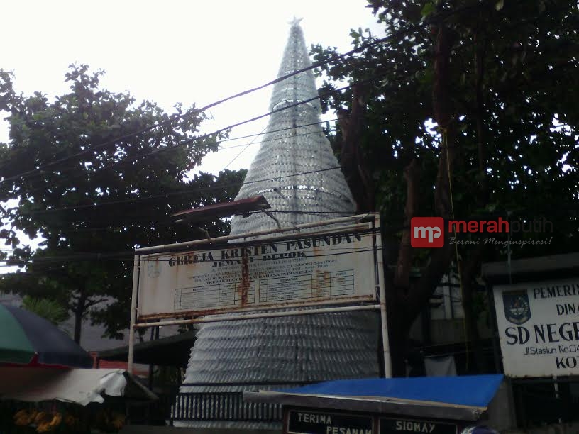 Uniknya Pohon Natal Terbuat dari Botol Air Mineral Bekas