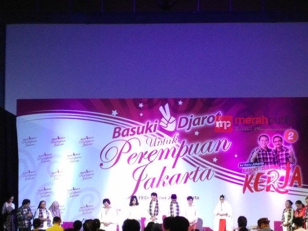 Di Hadapan Ribuan Perempuan Badja, Ahok Bernyanyi Lagu Iwan Fals 