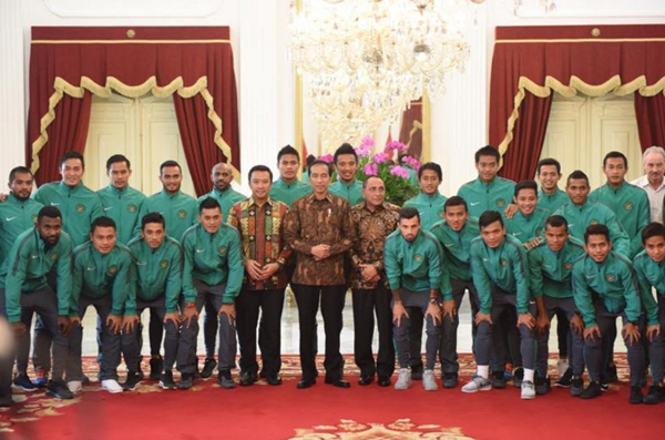 Selain Diundang Makan Siang di Istana, Boaz Solossa dkk Terima Bonus Rp200 Juta