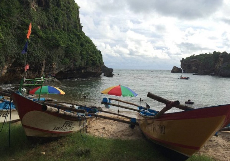 Wisata Laut Selatan dan Menikmati Seafood di Pantai Ngrenehan