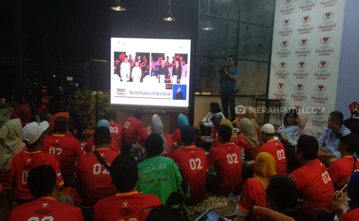 Relawan Prabowo-Sandi Gunakan Baju Merah Saat Nobar Debat Capres 2019