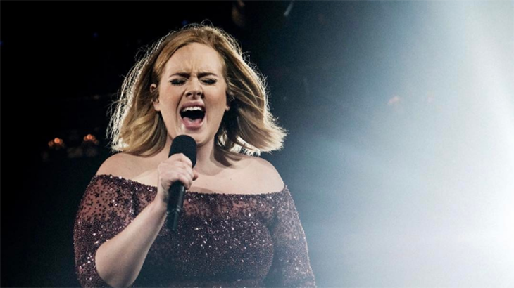 Tanpa Alas Kaki, Adele Bantu Para Korban Kebakaran London